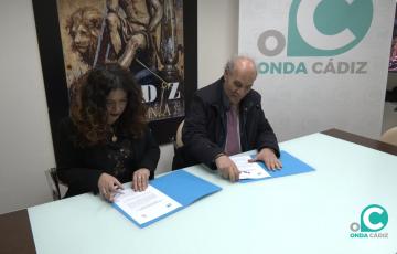 Momento de la firma del convenio de colaboración entre  Onda Cádiz y el Consejo de Hermandades y Cofradías de Cádiz. 