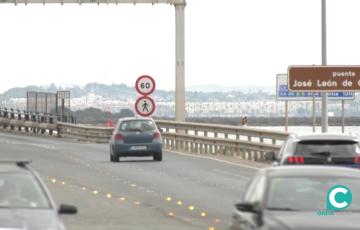 Vehículos circulando por el Puente Carranza. 