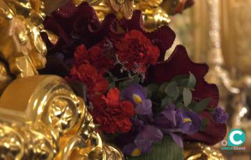 Un paso adornado con flores de la zona. 