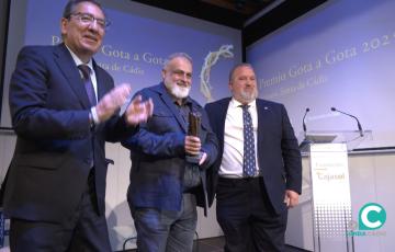 El bordador y vestidor Juan Carlos Romero recibe el galardón Gota a Gota de Pasión 2025. 