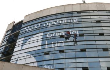 Imagen del montaje de cartel del Hotel Luna en el Estadio 