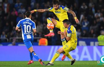 Kovacevic y San Emeterio en una acción con Yeremay (Foto: Cádiz Cf)