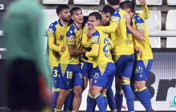 Los jugadores del conjunto cadista celebran el gol de Sobrino que abría el marcador (Foto: LaLiga)