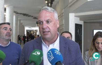 El secretario general del PSOE en Cádiz, Juan Carlos Ruiz Boix, atendiendo a los medios de comunicación. 