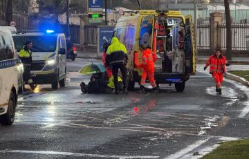 Los servicios de Emergencias atienden a una persona herida en Plaza de Sevilla. 
