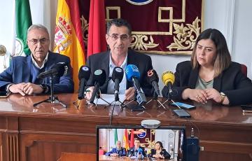 Los alcaldes de Barbate y Tarifa, Miguel Molina y José Santos Perea, y la alcaldesa de Conil, Inmaculada Sánchez, en rueda de prensa