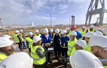 Diputados de la Comisión de Industria del Congreso en una de las plantas de astilleros de la Bahía con trabajadore