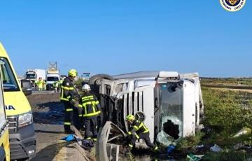 Un camión de grandes dimensiones vuelca en la zona de Tres Caminos. 