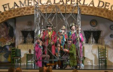 La chirigota 'Al cielo con él' recoje el premio Cajonazo 2025 en la Peña La Perla de Cádiz