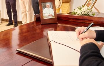 Numerosas personas se han acercado para mostrar su pésame a lo largo de este miércoles