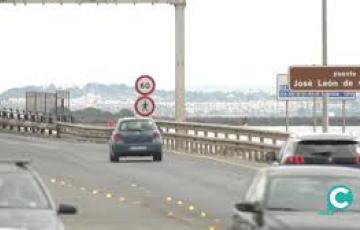 Vehículos circulando por el Puente Carranza.
