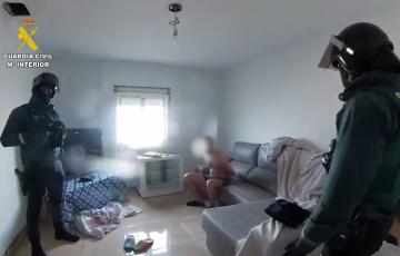 Dos agentes de la Guardia Civil con uno de los detenidos del clan familiar dedicado al narcotráfico en Chiclana.