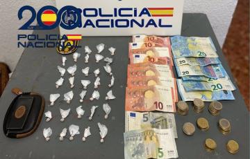 Droga y dinero incautado al desarticular un domicilio en Cádiz desde donde se distribuía cocaína.