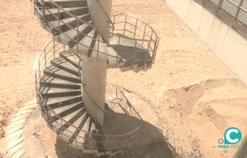 Se instalará una escalera de hormigón que quedará anclada en la arena, y además se pondrá una barandilla en todo el perímetro de la base.