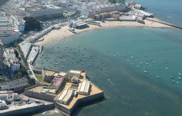 Vista aérea de la playa de la Caleta y el Baluarte del Orejón