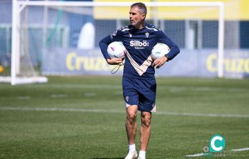 El técnico cadista durante una sesión en la Ciudad Deportiva Bahía de Cádiz (Foto: Cádiz CF)