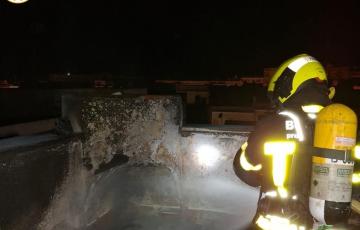 Bomberos sofocando el incendio registrado en una vivienda de la calle Sagasta. 