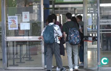 Alumnado entrando en un instituto de la capital gaditana.