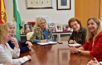 La delegada de la Junta en Cádiz, Mercedes Colombo y representantes de Feproami