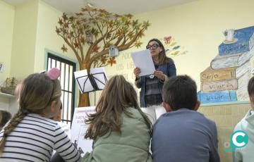 Estudiantes del colegio Profesor Tierno Galván han participado en la lectura continuada de ‘El Quijote’.