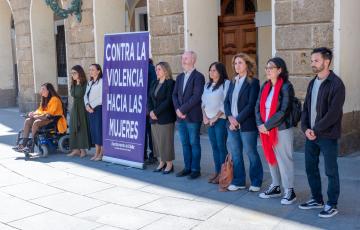 Minuto de silencio, este martes, frente al Ayuntamiento de Cádiz, en la plaza de San Juan de Dios. 
