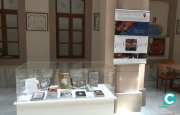 La exposición ‘Luis García Montero. El desorden que soy’ marca el arranque de la Semana Universitaria del Libro en la UCA.