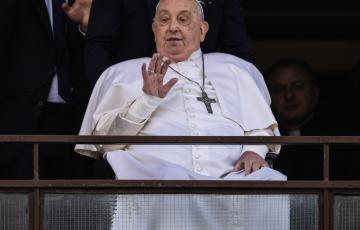 El Papa saludando desde un balcón del Hospital Gemelli antes de ser dado de alta.