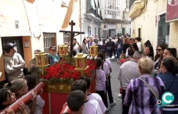 Alumnos de Infantil y Primaria del colegio Juan Pablo II participando en la procesión escolar celebrada este miércoles. 