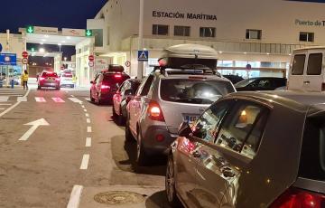 Vehículos hacen cola para entrar en un buque el muelle tarifeño en una imagen de archivo