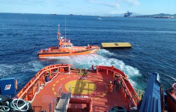 La 'Salvamar Denébola' y el buque 'Luz de Mar' en operaciones para recuperar el contenedor a la deriva localizado frente a las costas de Cádiz.