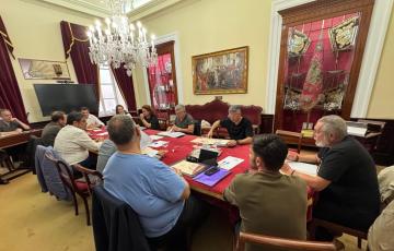 El alcalde de Cádiz, Bruno García, acompañado de la teniente de alcalde delegada de Fiestas, Beatriz Gandullo, han presidido este jueves el Consejo de Participación del COAC.