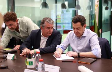 El presidente de la Junta de Andalucía, junto al consejero de la Presidencia al inicio de la reunión del Comité Asesor del Plan de Emergencia de Andalucía