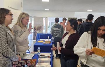 Estudiantes de Bachillerato en uno de los stands de la oferta universitaria de la UCA.