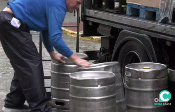 Un repartidor en su jornada por el centro de la capital gaditana