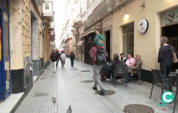 Viandantes por una calle del centro de la capital gaditana