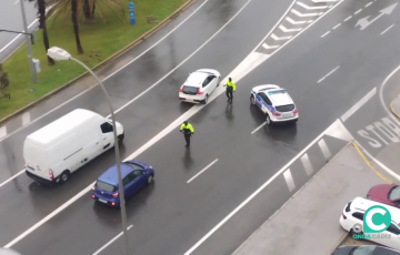 Policía locales regulan el tráfico a la entrada de la ciudad este viernes