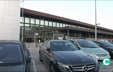 Vehículos junto a la entrada de la estación de ferrocaril en la capital gaditana