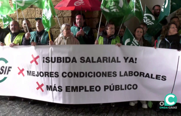 Los manifestantes bajo los arcos de la Puerta de Tierra este viernes