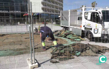 Operarios en la plaza Ana Orantes este lunes