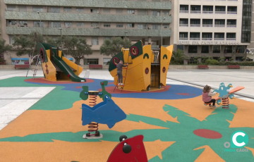 Unos niños juegan en una de las instalaciones de la plaza Ana Orantes