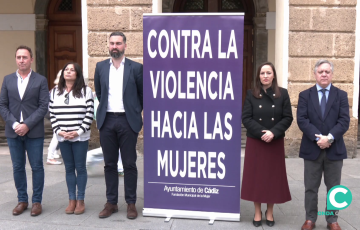 Un momento del respetuoso acto en la plaza de San Juan de Dios