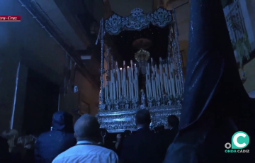 Nuestra Señora de la Soledad Veracruz bajo la lluvia camino de su templo por la calle Beato Diego de Cádiz