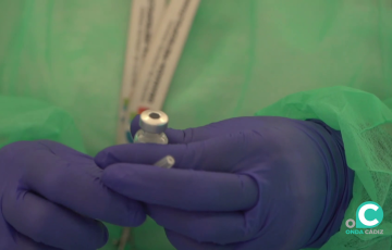 Sanitario con una dosis de vacuna en una imagen de archivo