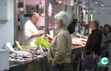 Clientes junto a los distintos puestos de pescadería en el mercado central este martes