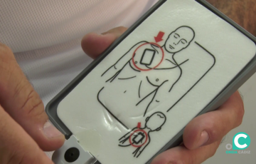 Detalle de uno de los desfibriladores semiautomáticos facilitados a las hermandades