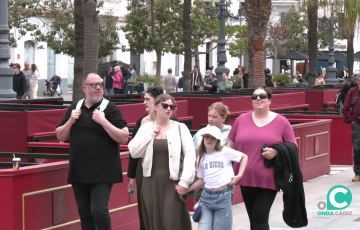 Un grupo de cruceristas pasean junto a los palcos de la plaza de San Juan de Dios