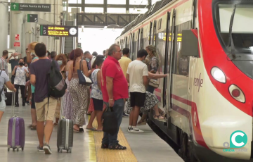 Viajeros acceden a un tren en la estación de Cádiz en una imagen de archivo