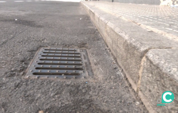 Husillo de una alcantarilla en el centro de la ciudad