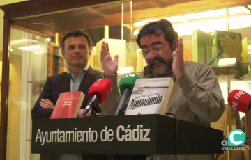 El autor gaditano interviene durante el acto