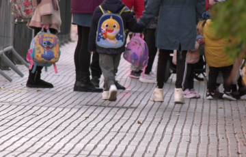Aspecto de la entrada de un colegio en la capital gaditana en una imagen de archivo